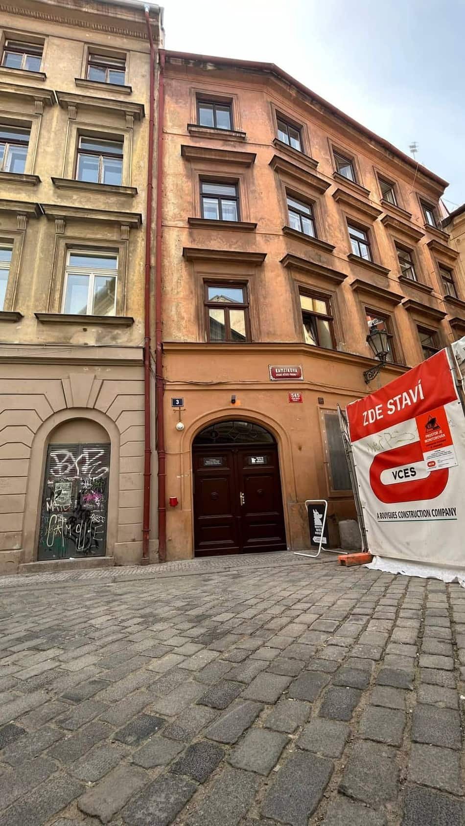 White Wolf Hostel & Apartments