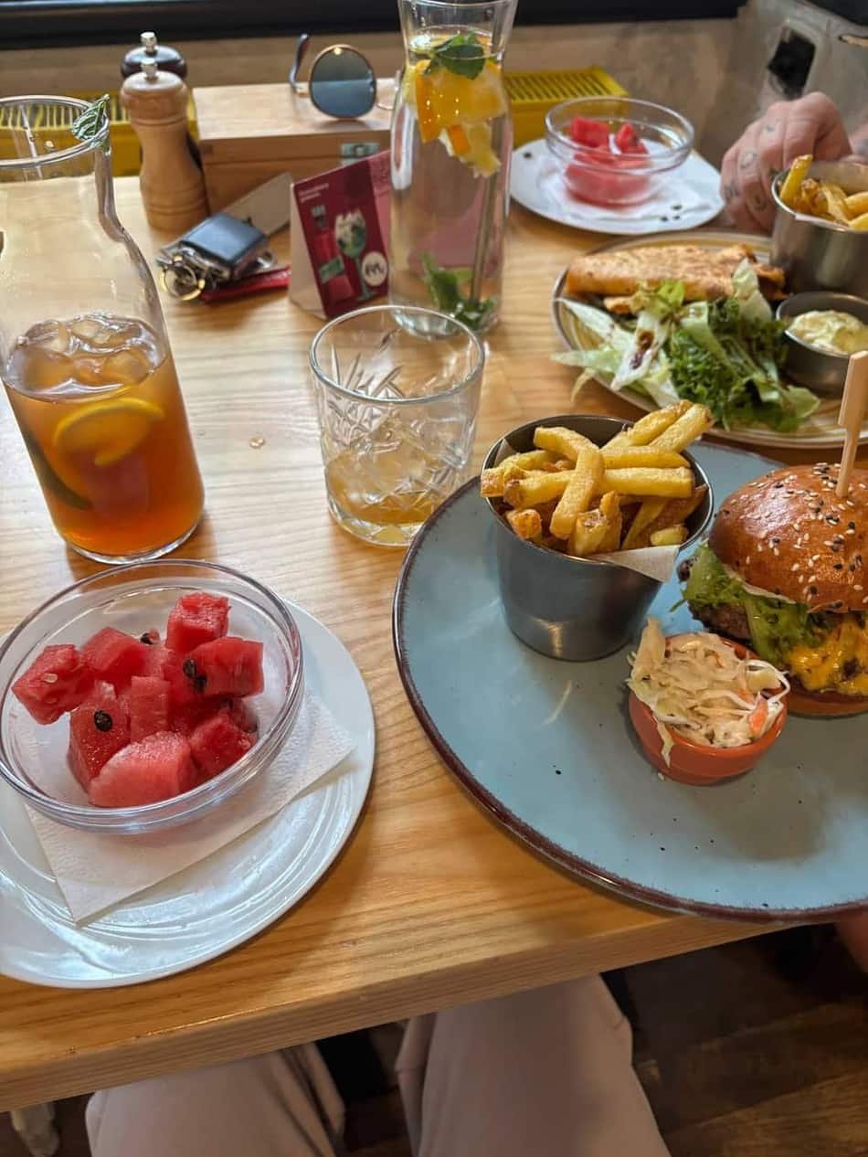 Peter's Burger Pub — 3