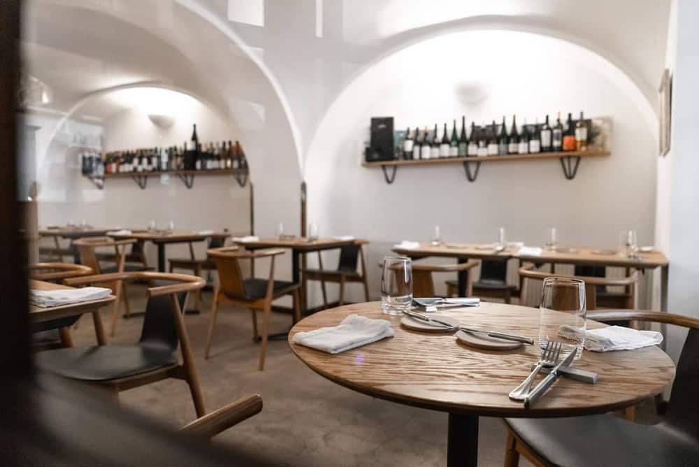 tāst restaurant